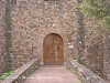 Castell de Vallparadís. Porta d\'entrada i pont sobre el fossat.