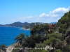 En primer terme veiem el Castell d'en Plaja (Lloret de Mar) - A mitja fotografia, el Castell de Sant Joan (Lloret de Mar) i al fons, la torre del Castell de Blanes.