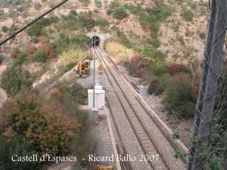 Castell d'Espases-Passem per sobre de la via del ferrocarril.