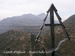 Des de Sant Salvador de les Espases: al fons, Montserrat.