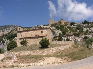 Castell d'Odèn. Aquí tenim tots els elements de la nostra història d'avui: L'ermita de Santa Cecília, el cementiri i el castell al cap damunt ...