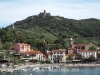 Vistes de Cotlliure. Al fons de la fotografia hi apareix la silueta del castell de Sant Elm.