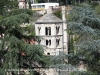 Catedral de Girona - Claustre - En primer terme apareix el campanar de l'església de Sant Pere de Galligants. A dalt de tot, al fons, a l'esquerra, es veu el campanar modernista de l'església de Santa Llúcia.