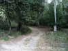 Dolmen de les Closes – Porqueres - Camí d'accés - Aquí hi ha la cadena al terra. Continuem per la dreta.