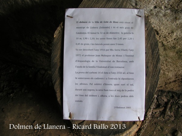 Dolmen de Llanera - Informació que de manera ben precària es posa a disposició dels visitants al mateix dolmen.