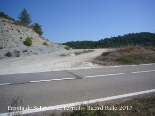 Ermita de Sant Esteve de Ferriols – Bellprat - Deixem la carretera B-220.