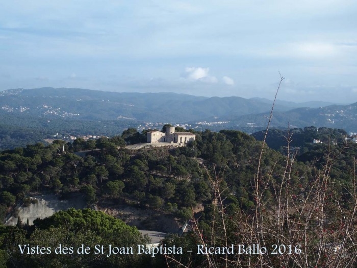 Vistes des de l'Ermita de Sant Joan Baptista – Blanes - Les edificacions que hi apareixen, són la torre i l'església de Santa Bàrbara