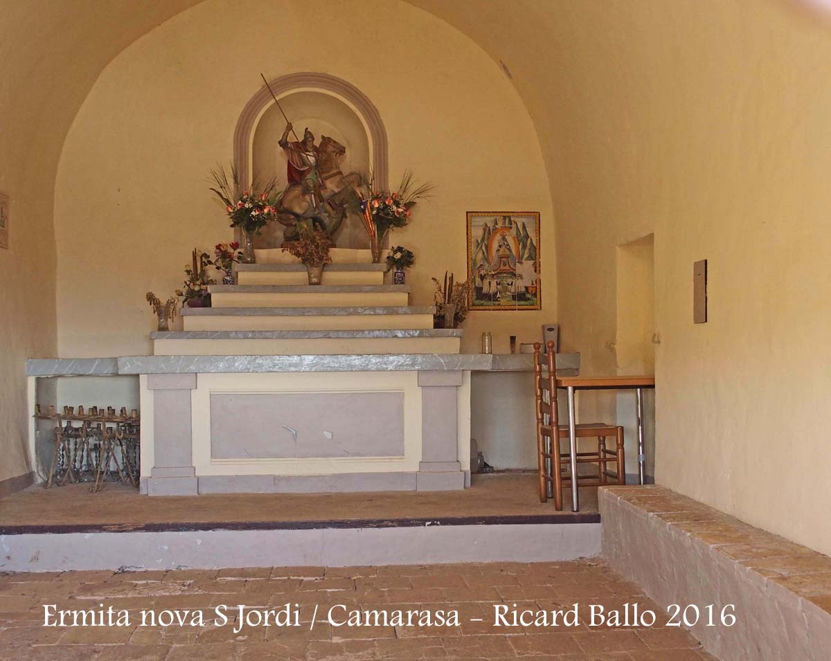 Ermita NOVA de Sant Jordi - Camarasa - Fotografia obtinguda introduint l'objectiu de la màquina de retratar, a través dels ferros de la reixeta situada a la porta d'entrada a l'església