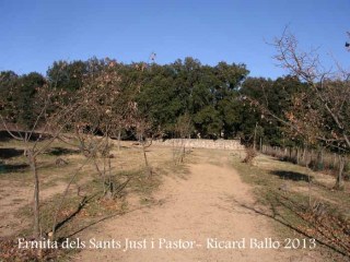 Ermita de Sant Just i Sant Pastor – La Cellera de Ter - Darrera part de l'itinerari - Al fons es veu el marge de pedra que envolta el perímetre de l'edificació