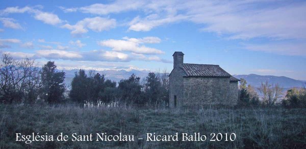 Ermita de Sant Nicolau – Sant Miquel de Campmajor - Al fons la muntanya del Canigó. Finals de gener de l'any 2010.