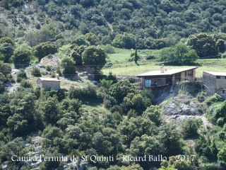 Al començament del camí, mirant enrere, veurem l'ermita de Santa Bàrbara