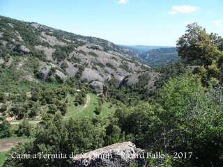 En un moment donat, a mig camí, si estem atents, ja veurem l'ermita de Sant Quintí i "l'elefant"