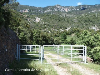 Camí a Sant Quintí. Aquí veiem la tanca de color blanc que