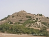 Església de la Santa Fe de Calonge – Calonge de Segarra - Al centre de la fotografia, dalt del turó, les restes del castell de Calonge.