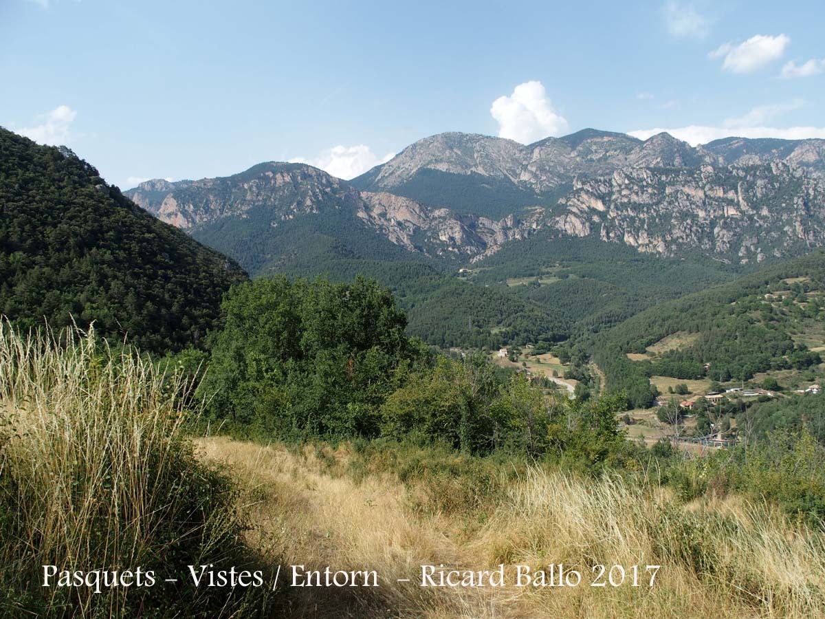 Església de Sant Cristòfol de Pasqüets i Masia Pasquet – La Coma i La Pedra - Entorn