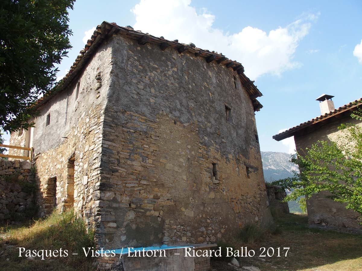 Església de Sant Cristòfol de Pasqüets i Masia Pasquet – La Coma i La Pedra - Entorn