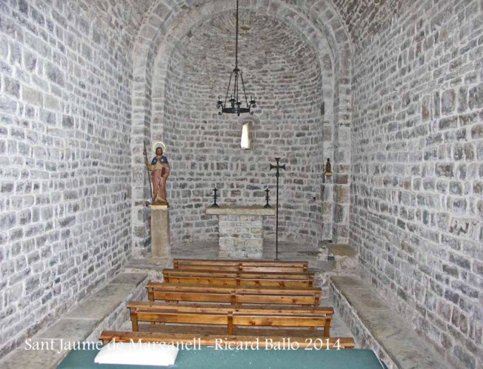 Església de Sant Jaume de Marganell – Castellbell i el Vilar - Interior. Hem fet aquesta fotografia introduint l'objectiu de la càmera a través d'una de les dues petites obertures que hi ha a la porta d'entrada, enfocant intuïtivament, doncs l'interior està completament fosc.