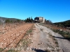 Camí a l'Església de Sant Jaume de Valldecerves – Querol - Al fons es veu el mas.