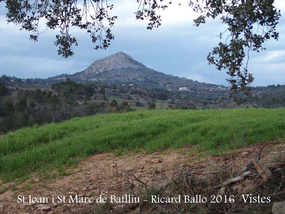 Vistes des de l'Església de Sant Joan i Sant Marc de Batlliu – Artesa de Segre - Al fons, la muntanya de Montmagastre