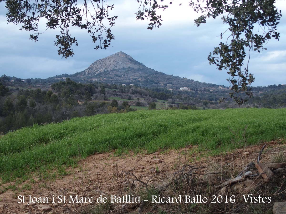 Vistes des de l'Església de Sant Joan i Sant Marc de Batlliu – Artesa de Segre - Al fons, la muntanya de Montmagastre