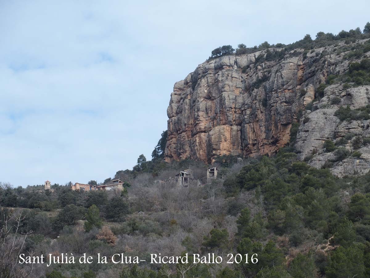 Església de Sant Julià de la Clua – Artesa de Segre - Vista general, entorn. La minúscula figura d'una torre que apareix a l'esquerra de la fotografia, és la de la torre del campanar d'aquesta església