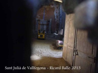 Església de Sant Julià de Vallfogona - Interior. Fotografia feta a través d'una petita obertura situada a la porta d'entrada.