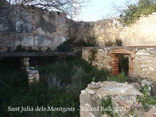 Església de Sant Julià dels Montgons – La Canonja - Restes d'edificacions al costat de l'església