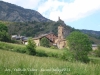 Església de Sant Martí d’Ars – Valls de Valira - En primer terme el campanar de l'església. Darrere, al fons, restes del castell d'Ars