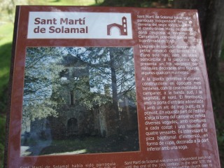 Plafó informatiu situat al davant de l\'Església de Sant Martí de Solamal – La Vall de Bianya