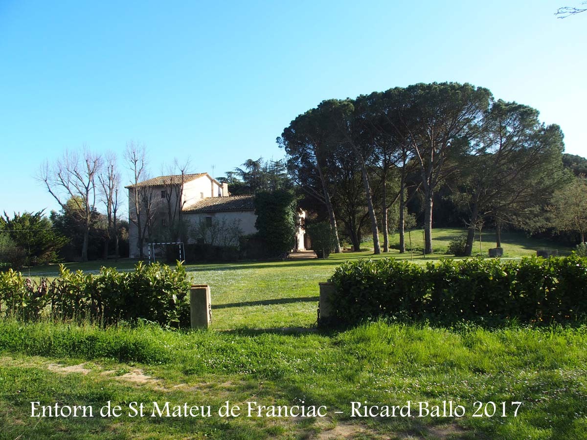 Església de Sant Mateu de Franciac – Caldes de Malavella - Entorn