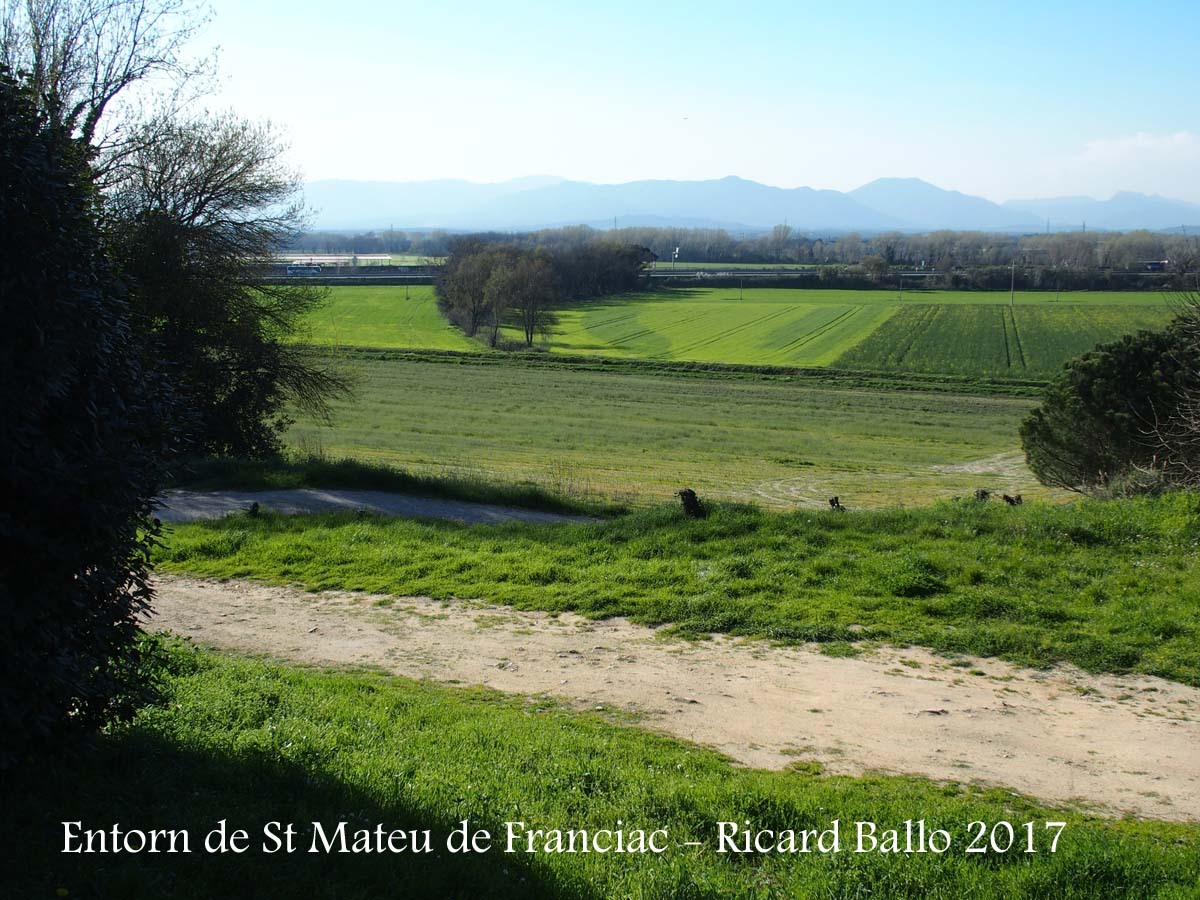 Església de Sant Mateu de Franciac – Caldes de Malavella - Entorn