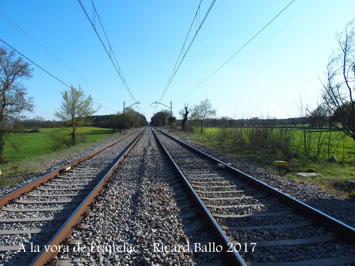 A la vora de l'Església de Sant Mateu de Franciac – Caldes de Malavella