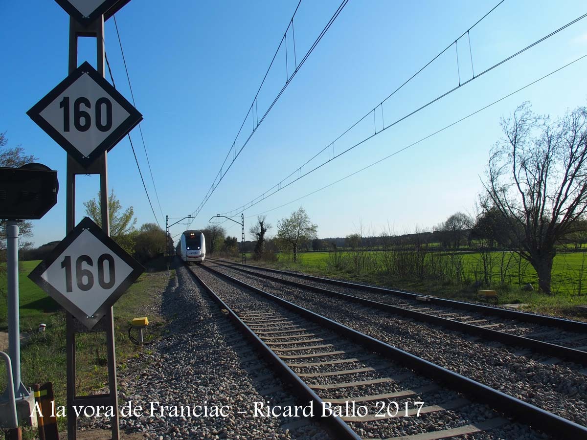 A la vora de l'Església de Sant Mateu de Franciac – Caldes de Malavella