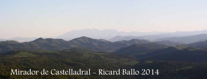 Vistes des del mirador de l'església de Sant Miquel de Castelladral – Navàs - Al fons s'endevina, més que no pas es veu, la muntanya de Montserrat.