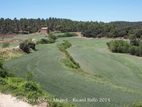 L'església NOVA de Sant Miquel de Terradelles, vista des de l'església romànica de Sant Miquel de Terradelles