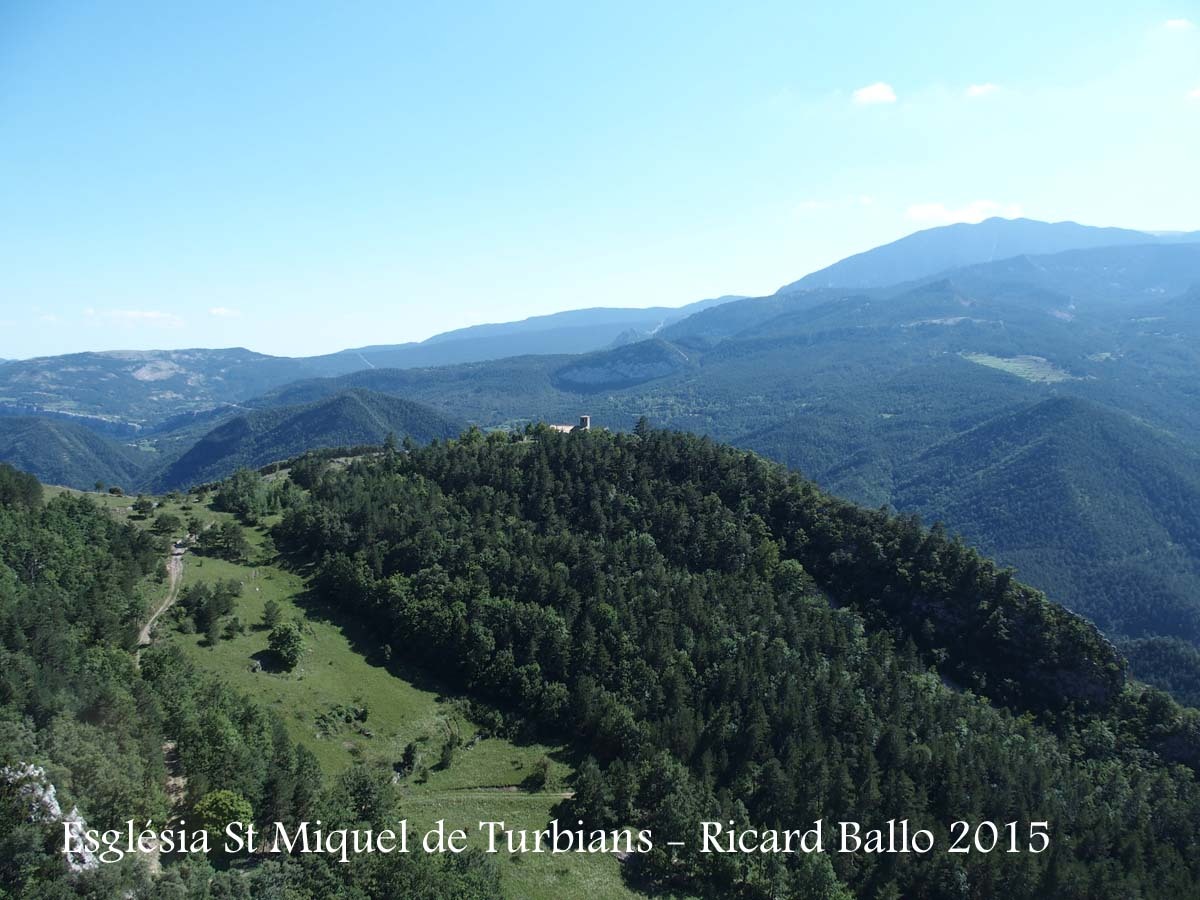 Vista de l'Església de Sant Miquel de Turbians, des del lloc on iniciem el camí a peu