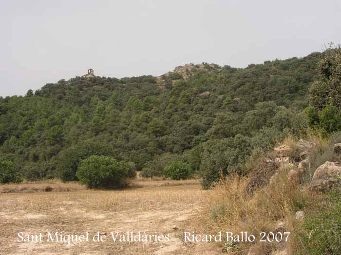 A l'esquerra de la fotografia, l'església de Sant Miquel de Valldàries – Vilanova de l’Aguda - Al centre de la foto, les restes del castell de l'Aguda.