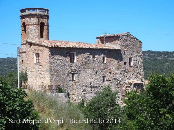 Església de Sant Miquel d'Orpí - Bages - Vista posterior. En primer terme, la rectoria. Darrere, el campanar de l'església.