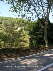 Església de Sant Pere de l’Erm – Sant Martí de Tous - Des de la carretera, ja és visible l'edificació.