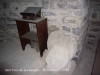 Església de Sant Pere de Les Roques – Santa Coloma de Queralt - Interior. Al costat de la tauleta hi ha dues esteles funeràries.