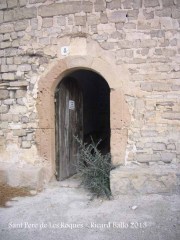 Església de Sant Pere de Les Roques – Santa Coloma de Queralt - Porta d'entrada actual a l'interior del temple. La mestressa del mas que ens ha ensenyat l'interior de l'ermita ens ha comentat jocosament que la petita planta que arrela al costat de l'entrada és una olivera, que tot i haver estat retallada diverses vegades, sempre torna a renàixer.