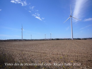 Vistes des de Montfalcó el Gros - En aquestes contrades, el rei és el molí eòlic, que hi creix com bolets ...