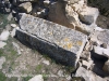 Església de Sant Pere de Savella - Sarcòfag que hi ha al davant de la porta d\'entrada.