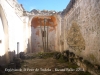 Església de Sant Pere de Tudela - Aquesta fotografia de l\'interior de l\'església, s\'ha obtingut a través d\'una obertura rodona amb reixa que hi ha a la porta d\'entrada.