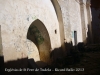 Església de Sant Pere de Tudela - Aquesta fotografia de l\'interior de l\'església, s\'ha obtingut a través d\'una obertura rodona amb reixa que hi ha a la porta d\'entrada.