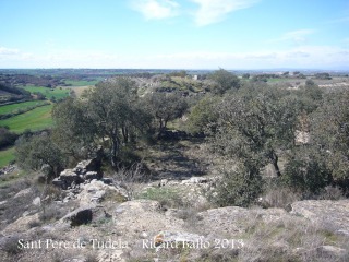 Vistes des de l'església de Sant Pere de Tudela. En primer terme, a l'esquerra, restes de construccions, situades a tocar de l'església.