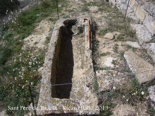 Església de Sant Pere de Tudela - Tomba antropomorfa.