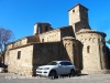 Església de Sant Pere – Ullastret - Fem constar que el cotxe que "malmet " la vista de l'església, no és nostre. Malauradament, l'aparcament de vehicles al davant d'aquestes boniques edificacions, trenca l'harmonia del conjunt ...