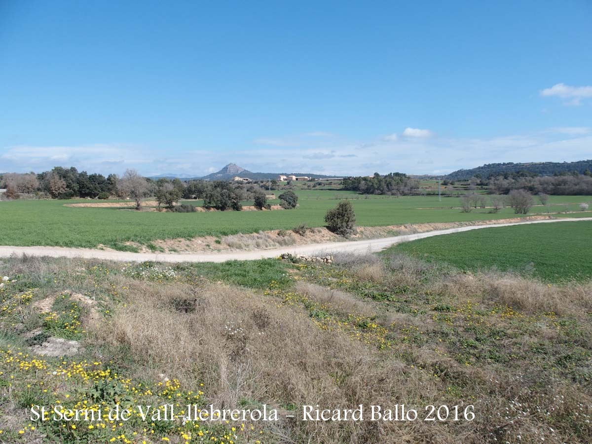 Vistes des de l'Església de Sant Serni de Vall-llebrerola – Artesa de Segre - Al fons el pic de Montmagastre