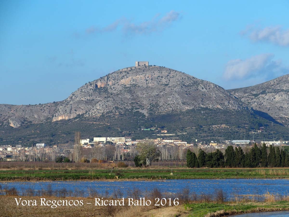 Paisatges a la vora de l'Església de Sant Vicenç de Regencós – Regencós. Al fons de la fotografia hi apareix la imatge del Castell de Montgrí